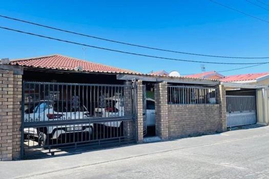 3 Bedroom House for sale in Umrhabulo Triangle