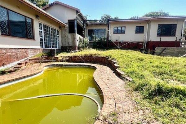 *** Please take the time to watch the video ***

URGENT SALE !!!

This fixer-upper in the heart of Uvongo offers a unique ...