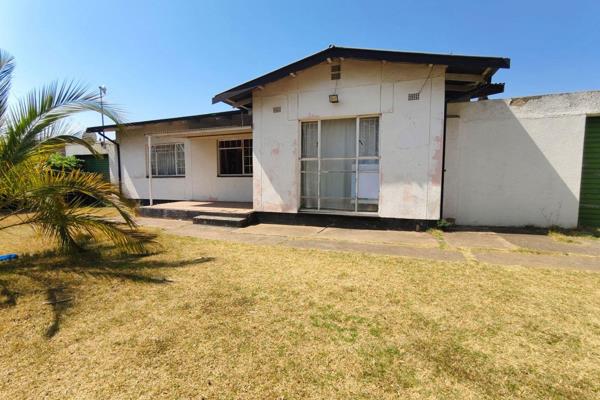 This house is ideally located close to schools and amenities.

Offering the following

4 Bedrooms
1.5 Bathrooms
Open plan lounge and ...