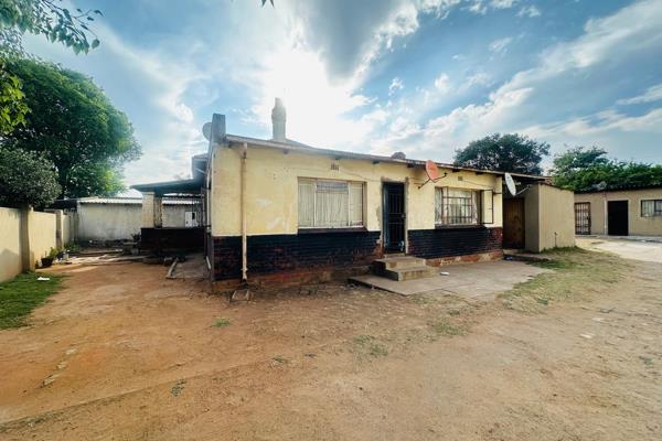 Sale at germiston south!!! If you are looking for investment property, look no further. With a passive income this property is worth it.

The property comes with:

Main house has  - 4 Bedrooms and full bathrooms,

Outside - 10 Bachelor unit
     
income generating ...