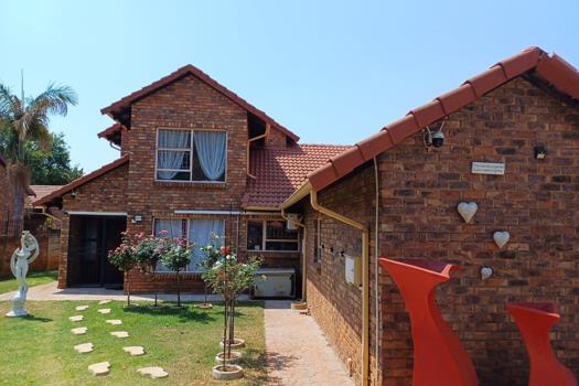 4 Bedroom House for sale in Doornpoort