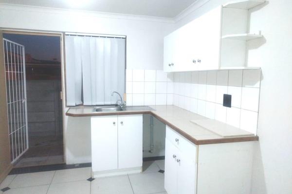 Come and view our cozy 1 bedroom unit in Zeekoevlei
This modern unit is great for a couple. The kitchen comes with built-in cupboards ...