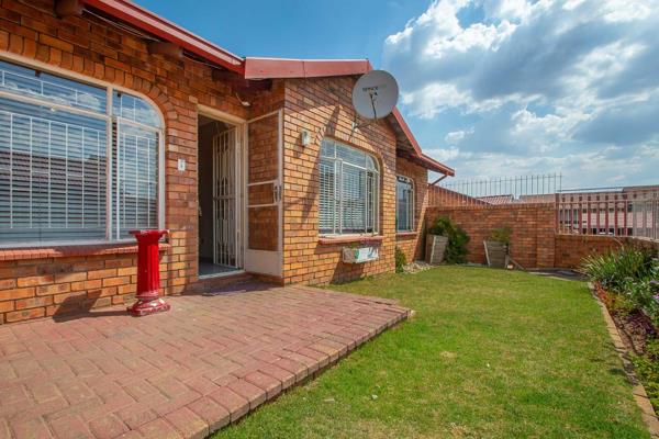 Located in the sought-after area of Krugersdorp North, this charming 3-bedroom Simplex ...