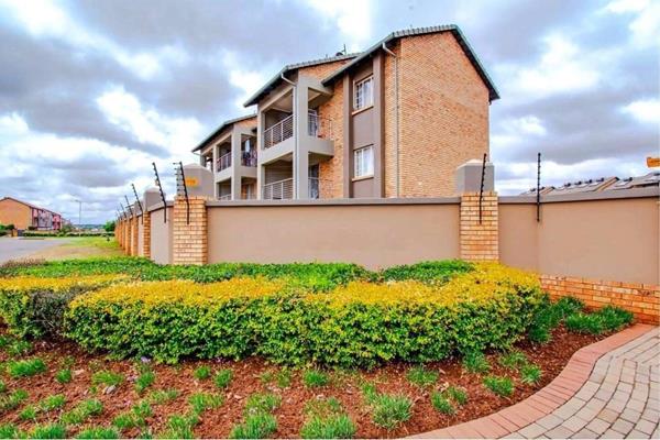 Welcome to your future home in the vibrant suburb of Monavoni, Gauteng, South Africa. Nestled at Stone Gate Park, this modern 2-bedroom ...