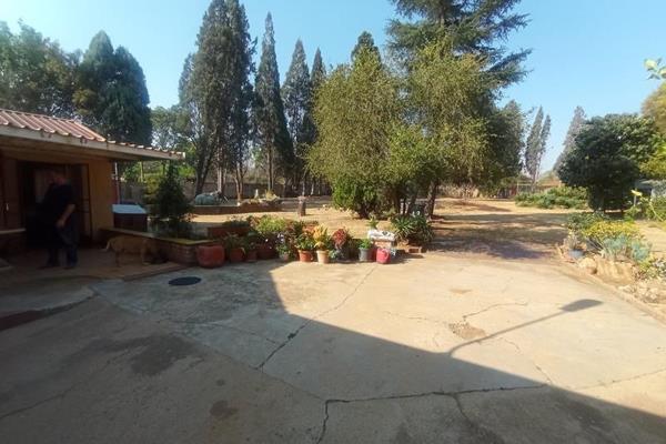 This valuable smallholding, located in the highly sought-after Ris Park area, south of Johannesburg, offers an incredible opportunity. ...