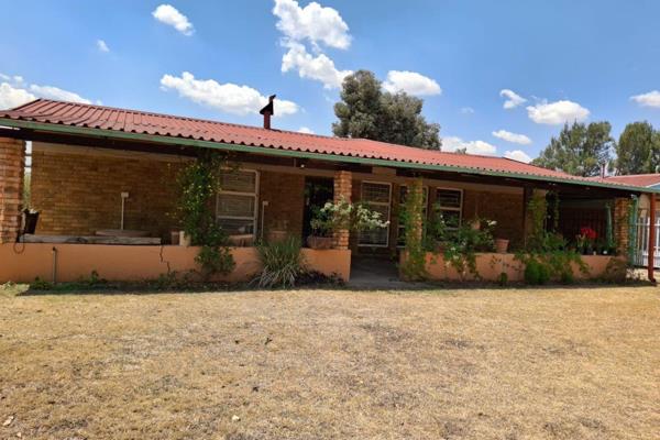 2 hectare  Small farming with 3 bedrooms , 2 bathrooms, main bedroom en suit 
All bedrooms build in cupboards, kitchen with eye level ...