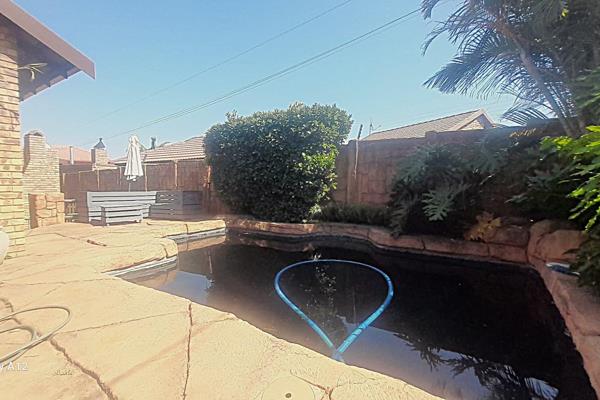 This property is hidden down a pan-handle surrounded by houses on all sides.
Offer ...