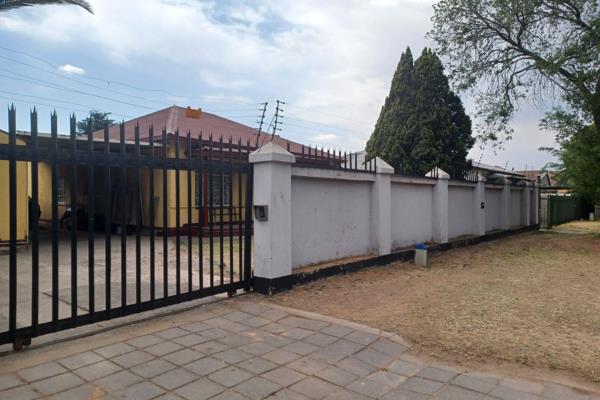 Charming 3-Bedroom Home with 3 Flatlets in Boksburg North

This spacious family home, situated in the heart of Boksburg North, offers ...