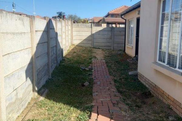 Find yourself a 3 Bedroom house in Olievenhoutbosch that has a 2 Bathrooms and a kitchen that flow to the dining Room. The house has a ...