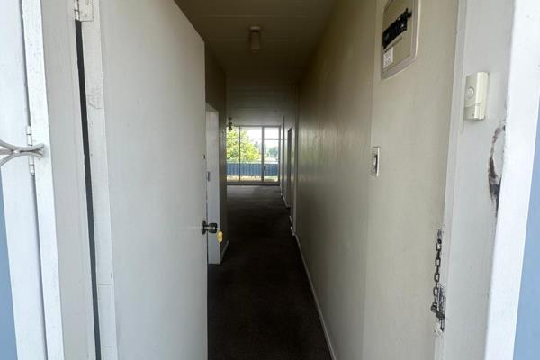 R610 000

This apartment consists of the following:
3 Bedrooms
2 Bathrooms
Tv room
Lounge/ Dining room
24hr security
3 x ...