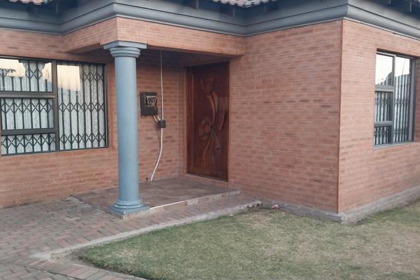 This beautiful home is in the heart of Daveyton offering  3 well sized bedrooms with ample space, full bathroom,  fitted kitchen, 3 ...