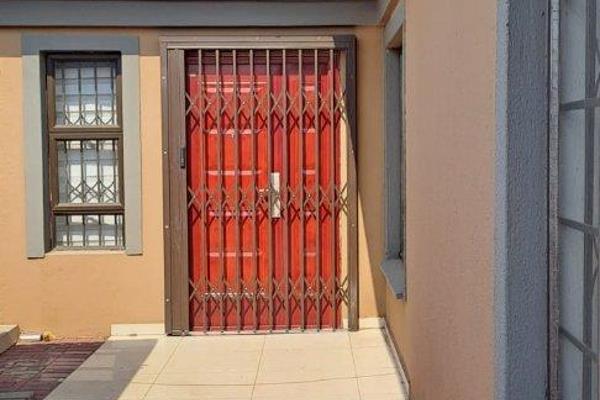 3 Bedroom House 2 Bathrooms Double garage, Double Carpot in Capital Park. Less than 10 minutes drive to Pretoria central CBD. Deposit ...