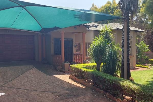 This property will meet your every need and dream! Located in the prime area of Safari gardens the property boasts spacious living ...