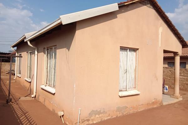 Investment Property .!!!!!This  property boast with 3 bedroom , 2 bathroom , kitchen and lounge and requires TLC,

Inside : 
3 bedroom 
2 bathroom 
lounge 
Kitchen 

The property requires minor maintenance and your personal touch in order to have your own signature on ...