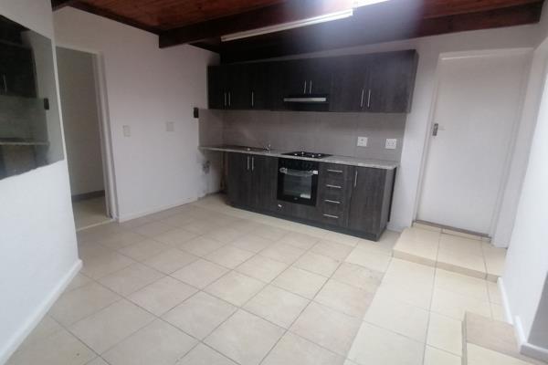 Bedrooms: 2

Bathrooms: 1 (with shower and basin)

Kitchen: Newly renovated

Parking: ...