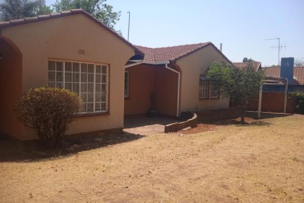 Main house R10k  and a Flatlet R4.5k can be rented by separate individuals or rent it all at once, 
Main house is a 3 bedrooms ,2 bath ...