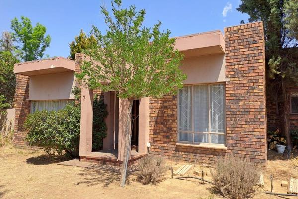 LOW MAINTENANCE modern family home
Needs TLC to turn this house into a home.
 A paint brush can do wonders for this beautiful ...