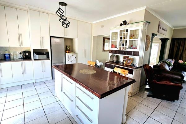 This beautiful house in SE 2 offers:
&#186; 3 Bedrooms
&#186; 2 Bathrooms - Main En-Suite
&#186; Kitchen - Pantry, Gas Stove, Centre ...