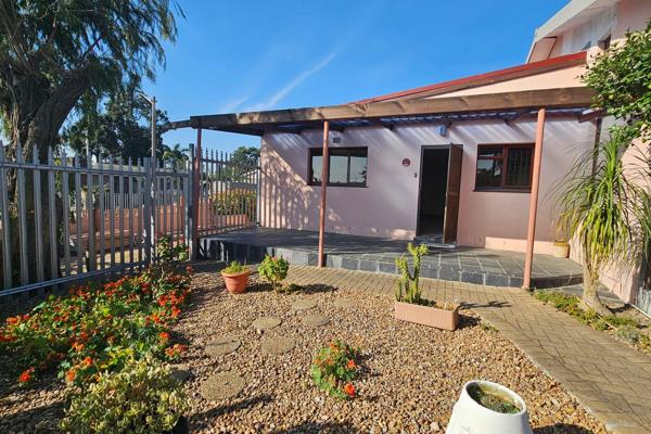 Looking for a cozy and secure home in Brackenfell? This charming 2-bedroom, 1-bathroom demi-detached house is perfect for couples or ...