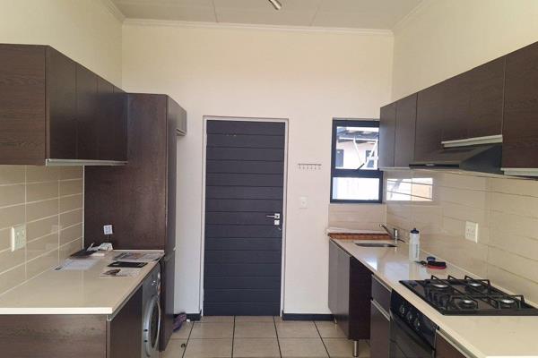 Modern flat that&#39;s situated at Greenstone Gate in Greenstone. It consists of 2 ...