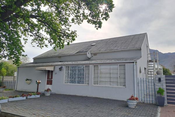 #Exclusively marketed by Seeff#   With its old-world charm this house with a little ...