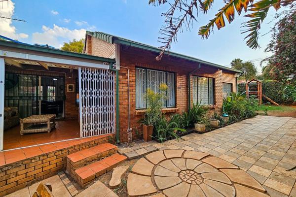 Step into your family&#39;s ideal first investment with this charming duet home. It boasts its own private entrance and a ...