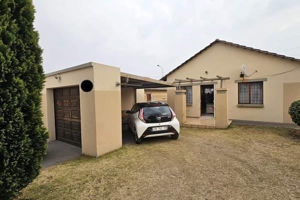 Townhouse for sale 
Tasbet park witbank 
R698 000

2 bedrooms 
2 bathrooms 
Kitchen 
Lounge 
1 garage 
In secure complex 

Interested call or WhatsApp me Winter