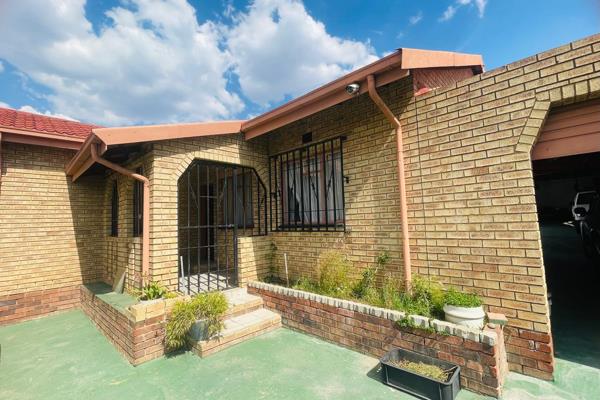 Welcome to this beautiful 3 Bedroom House in TURFFONTEIN

The perfect home with 2 flatlets plus storage plus space for your business ...