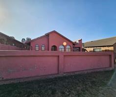 House for sale in Hlalanikahle