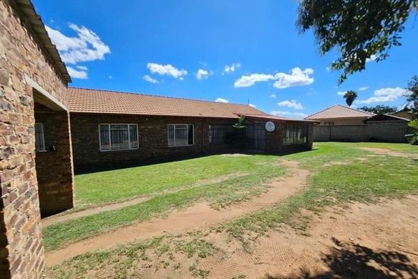 House for sale 
Tasbet park. Witbank 
R1 299 000

3 bedrooms 
2 bathrooms 
Big Kitchen 
Lounge 
Dinning area 
2 garage 
2 carport 
Big ...