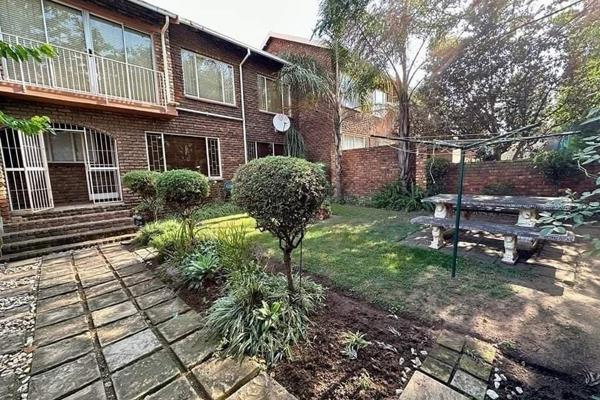 Townhouse for sale 
Del judor
R1 100 000

This is a double story duplex with a small neat garden.

Offers:
4 bedrooms 
2 bathrooms 
Modern kitchen
Spacious laundry 
Open plan living area
Walk in closet  
Patio
Double garage

Townhouse located near shopping center, petrol ...