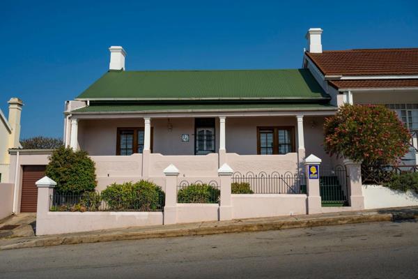 This enchanting, affordable home is situated in the iconic suburb of Richmond Hill. Completely renovated it offers one old world charm ...