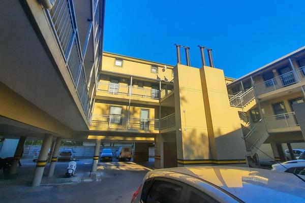 Open plan living.

Beautiful bachelor flat in Olyfbos Northern Paarl, ideal for investors.

This apartment has all you need and is ...