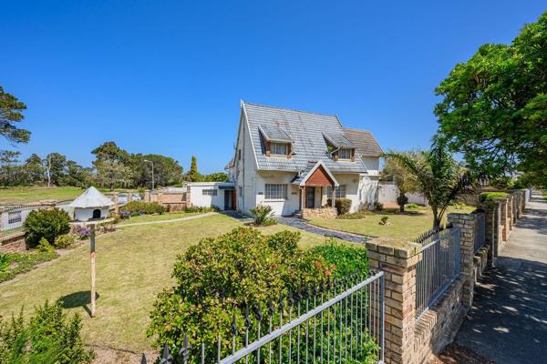 Situated on a large corner plot overlooking the scenic Port Elizabeth Golf Clubm more ...