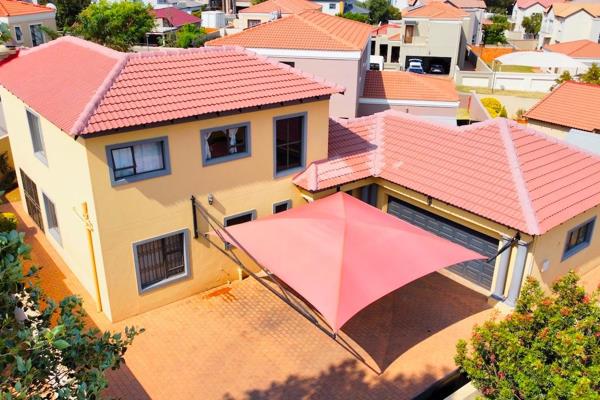 This beautiful 3 bedroom home in Summit View Estate, a stone throw away from Blue Hills Shopping Centre and the Oilfantsfontein off ...