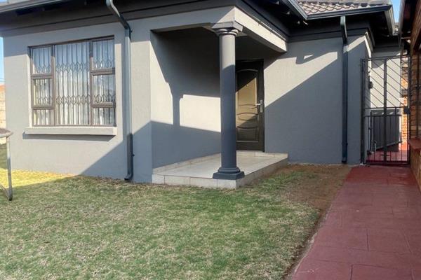 This lovely modern cottage is situated in an gated 24 hours security guard neighbourhood. With close proximity to various amenities ...