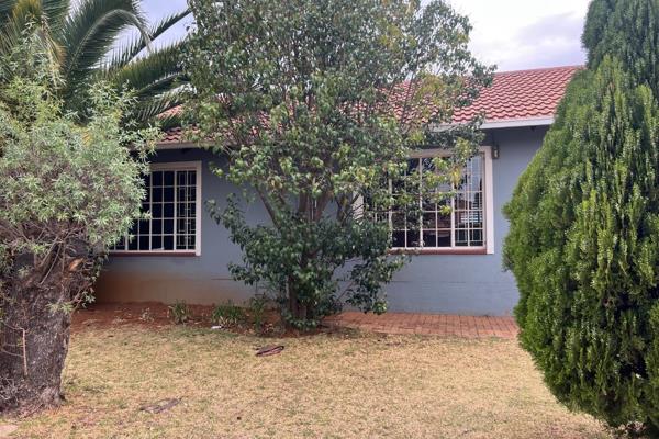 Three  bedroom s in a very nice area  in roodepoort west .S you enter te complex there is  spacious picnic  spot.Te bedrooms re ...