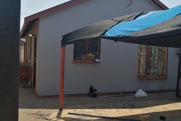 Property for sale located in Protea Glen Ext 2, Soweto .

 The property  offers 2 bedrooms ,separate bath and toilet, kitchen lounge. ...