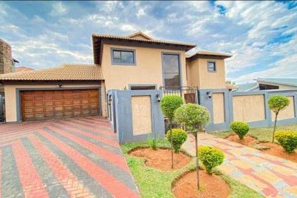 This Property Is Situated in Amandasig Ext 37

This property features:
3 BEDS, 2 BATHS, 2 LIVING AREAS,
KITCHEN, SCULLERY, TV ...