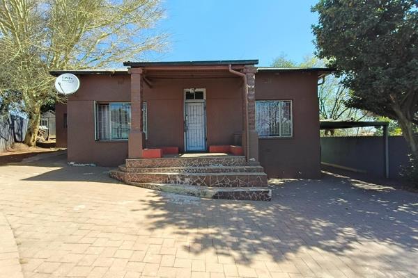 Within walking distance to the University of Johannesburg and the Ann Latsky Nursing College.

This all rooms in this secure house / ...