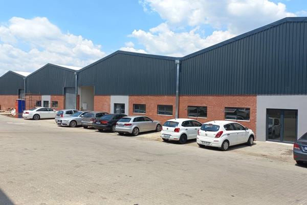 This modern new mini-unit, comprising warehouse and offices of 435m2, located in a ...