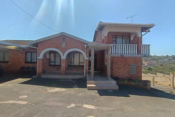 Modern Split Level Face brick Home with Pool
on Annet Drive, Reservoir Hills.

Seamless flowing design, This home has all that you ...