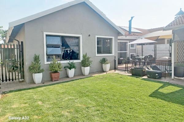 3 bedroom house for sale in Van&#160; Riebeek&#160;Park,
&#160;Well Maintained 3 Bedroom House, This home consist of ...