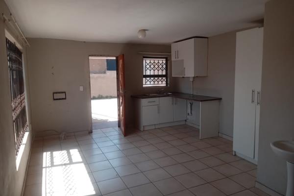 Bachelor unit available for rent in Birch Acres, Kempton Park!
Rent R3600 
Deposit R1600
Admin fee  R700

It features;
Water ...