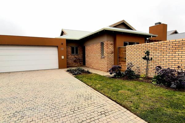 Part of the Mooikloof estate in the south of George , this estate has a very peaceful rural feel to it. 

The open plan living area ...