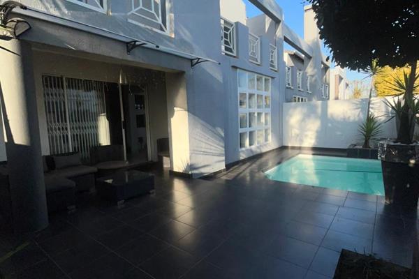 Situated in the heart of Meyersdal, Johannesburg South, in the safe and secure complex of Casa Liana, is this charming duplex boasting ...