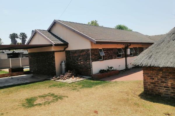 Three-bedroom house for sale in Glen Marais

This property offers:
3 bedrooms (main bedroom with ensuite)
Fitted kitchen
Dining ...