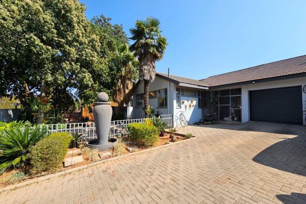 This exquisite property is located in the heart of Bendor and listed under a Exclusive Sole Mandate. 

The house features four spacious ...