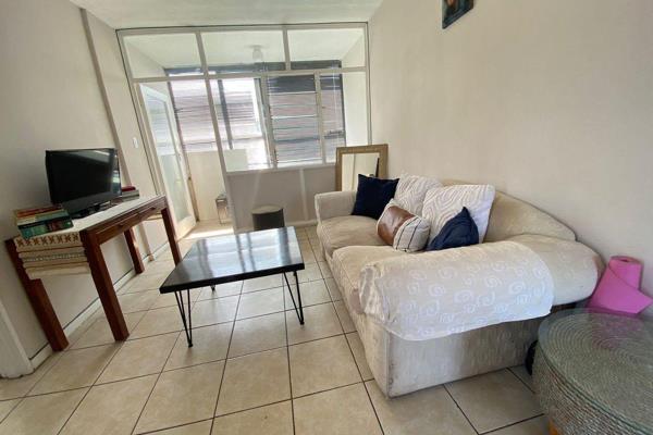 Cozy 1.5-bedroom apartment on Seventh Avenue, Morningside .
Open plan kitchen and lounge.
Full bathroom with bath, toilet, and ...