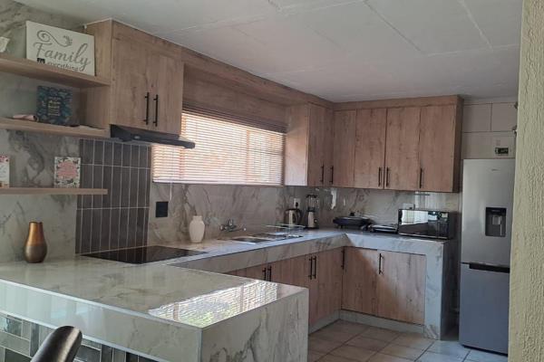 Discover this charming 2-bedroom apartment for rent in Steiltes, Nelspruit.
Featuring a newly renovated kitchen and a modern bathroom ...